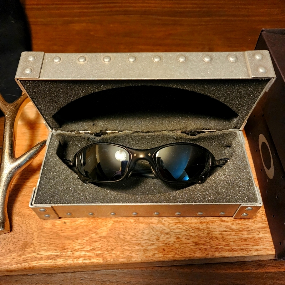 Juliet X-Metal Vault Oakley Sunglasses & Coin
